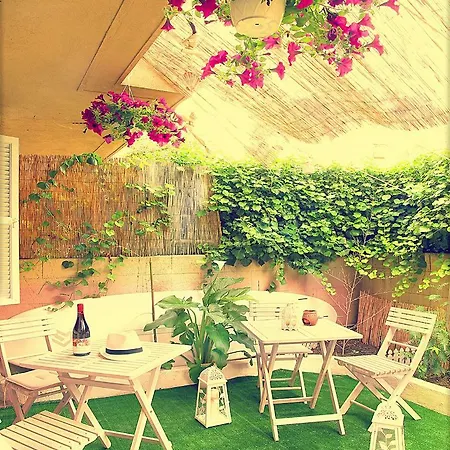 The Eclectic Yard -famous For Its Design Tatil Evi Rhodes City